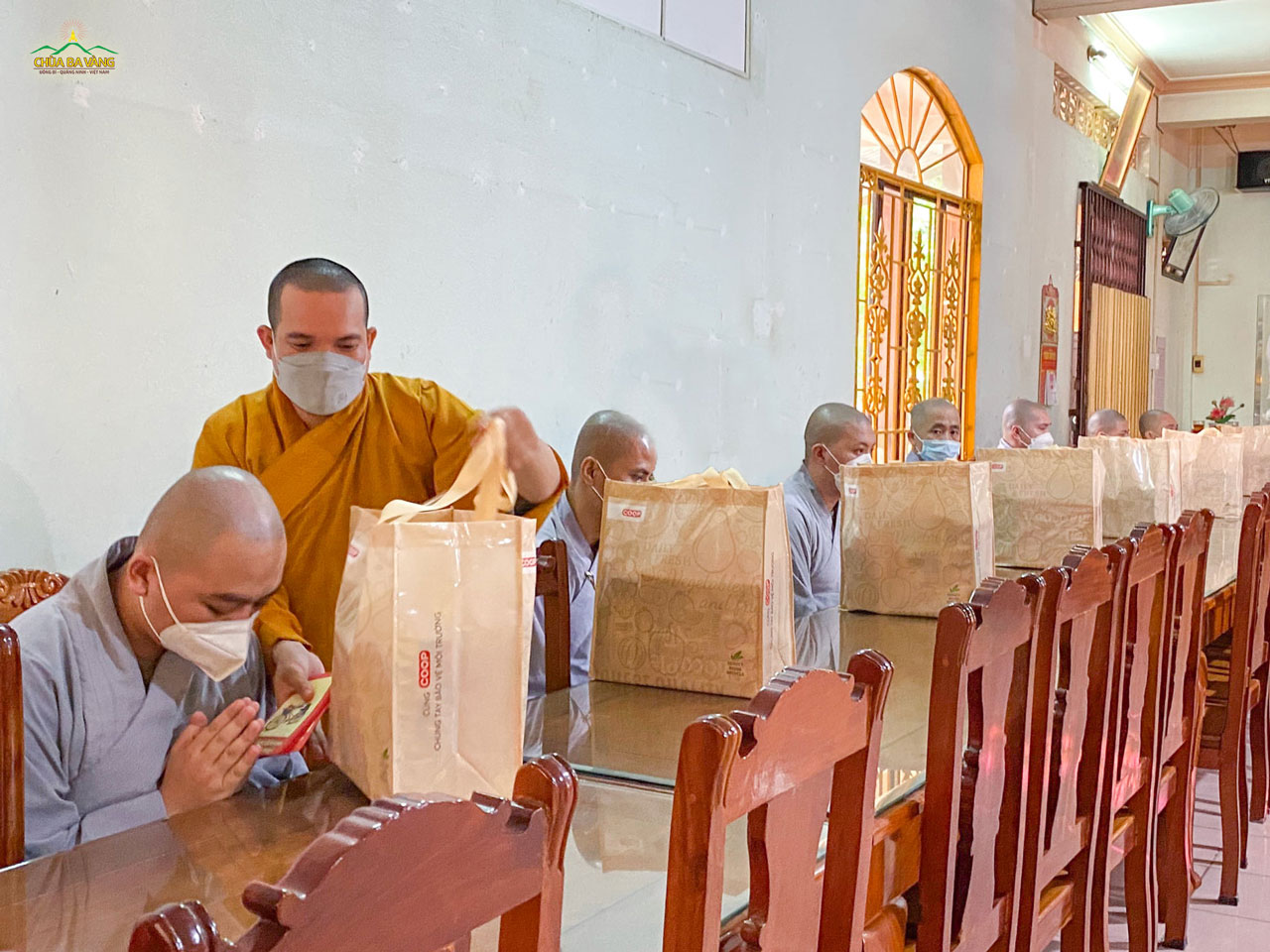 Thầy Thích Nhuận Hòa thay mặt chùa Ba Vàng cúng dường tịnh tài và phẩm vật tới 18 vị Tăng sinh nội trú đang tu học tại Phật học đường Lưỡng Xuyên  