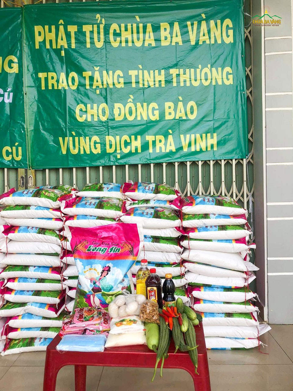 Những nhu yếu phẩm thiết yếu trao gửi tới bà con huyện Trà Cú bao gồm: gạo, rau củ, dầu ăn,...  