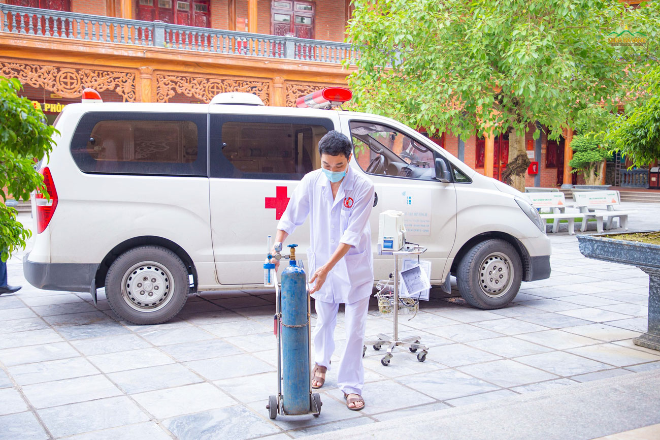 Nhân viên y tế chuẩn bị những vật dụng cần thiết phục vụ cho công tác tiêm phòng dịch  