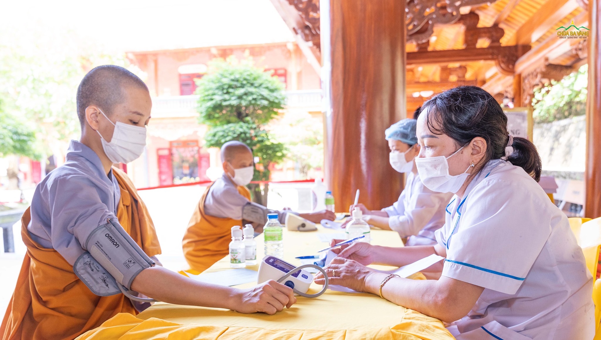 Chư Ni chùa Ba Vàng kiểm tra sức khỏe trước khi tiêm vắc-xin phòng chống dịch bệnh