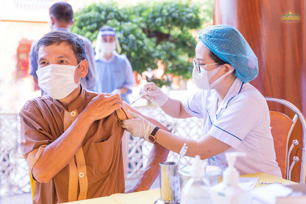Phật tử thực hiện việc tiêm vắc-xin phòng chống CV-19  
