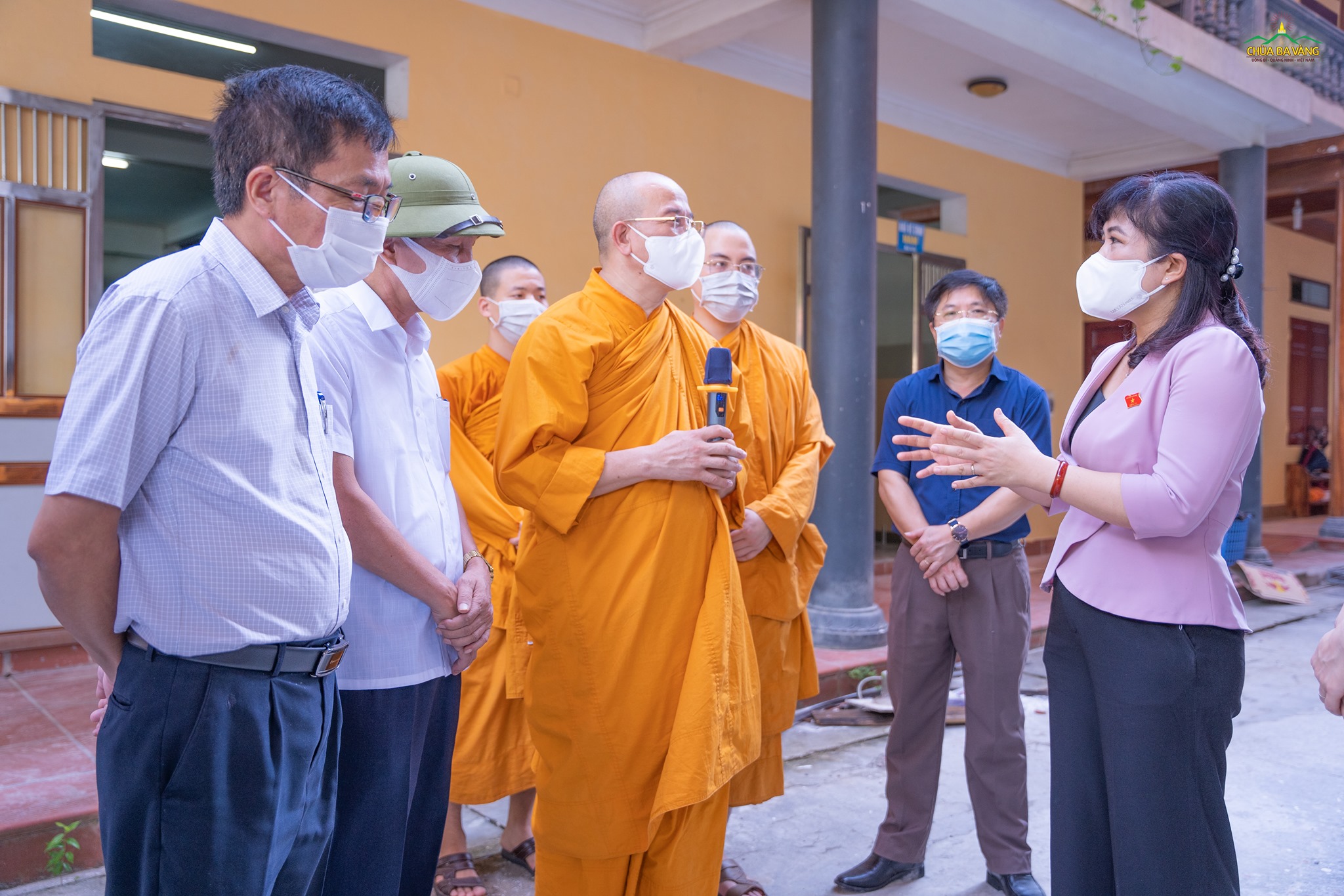 Sư Phụ Thích Trúc Thái Minh dẫn đoàn Đại biểu Quốc hội tỉnh đi tham quan các điểm trong khuôn viên chùa Ba Vàng
