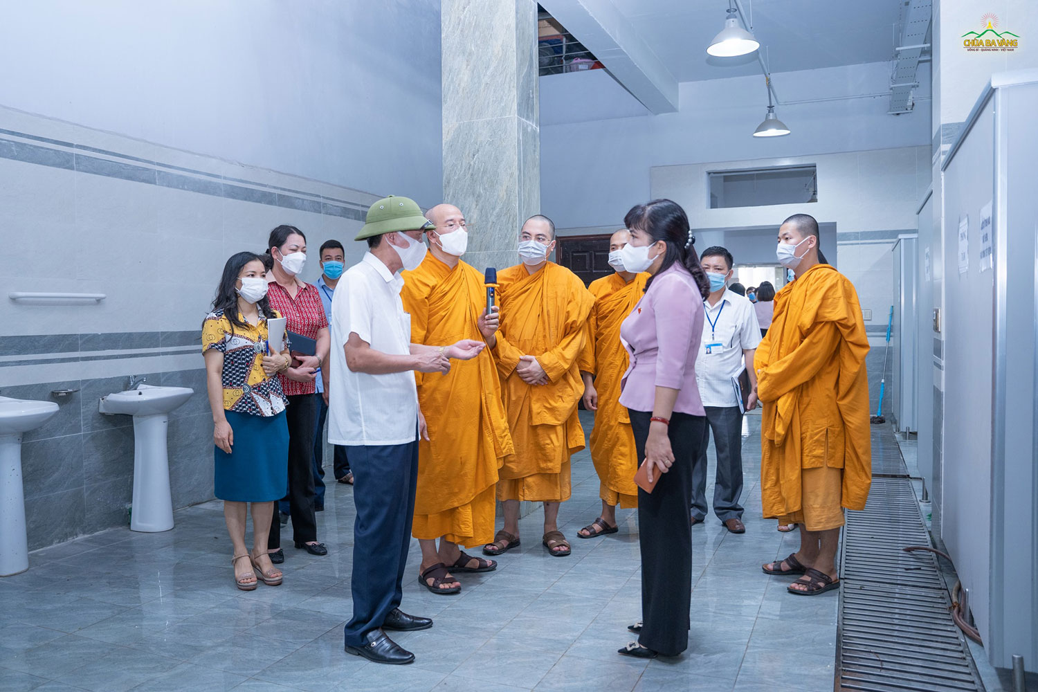 Đoàn lãnh đạo trực tiếp đi khảo sát khu vệ sinh tại chùa Ba Vàng  