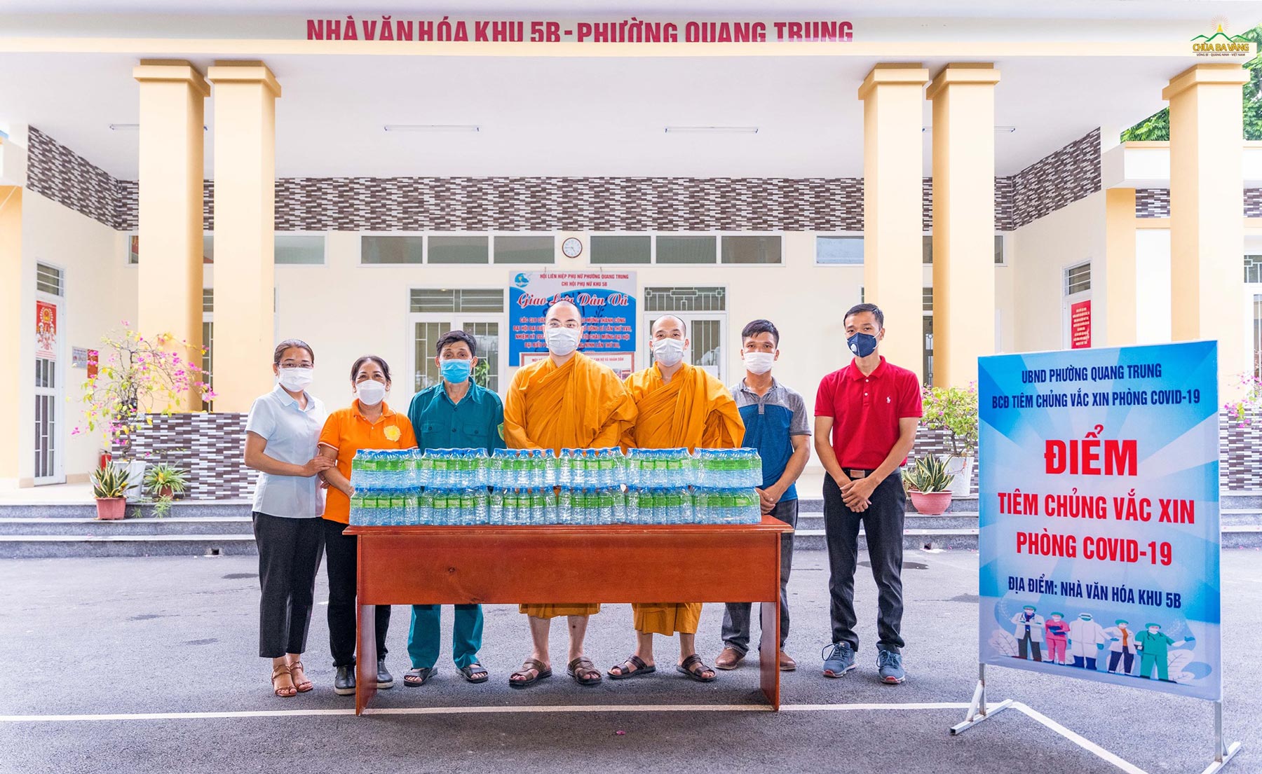 Chư Tăng chùa Ba Vàng trao tặng nước đến điểm tiêm phòng Nhà văn hóa khu 5B  