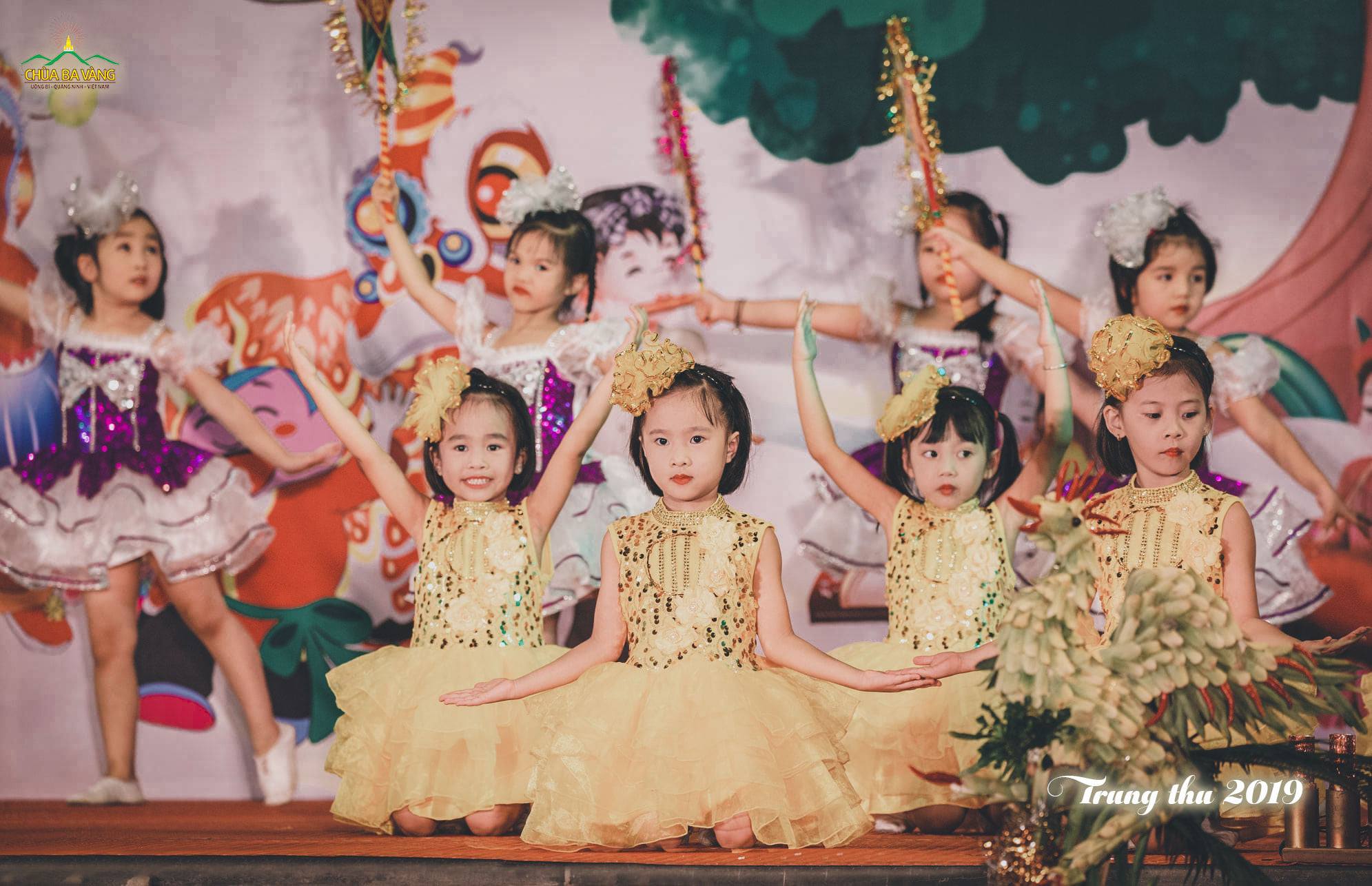 Tham gia chương trình, các em nhỏ đã thể hiện những tiết mục múa hát ý nghĩa.