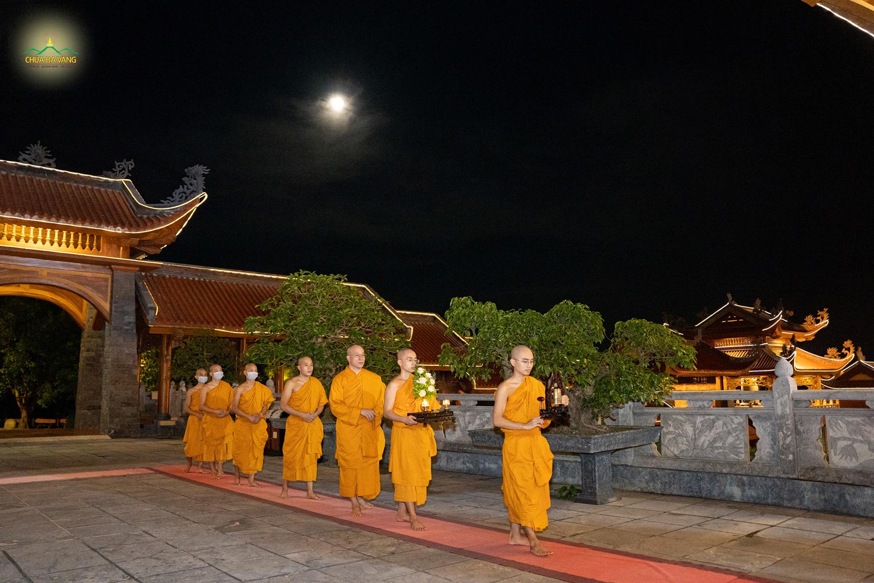 Sư Phụ Thích Trúc Thái Minh và chư Tăng chùa Ba Vàng đang tiến vào ngôi Đại Hùng Bảo Điện trong buổi tối ngày 14/8/Tân Sửu