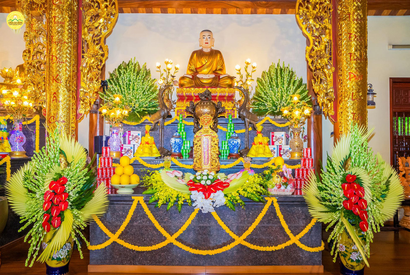Ban thờ linh vị và tôn tượng Tổ sư Trúc Lâm Ma Ha Sa Môn Tuệ Bích Phổ Giác tại chùa Ba Vàng.  