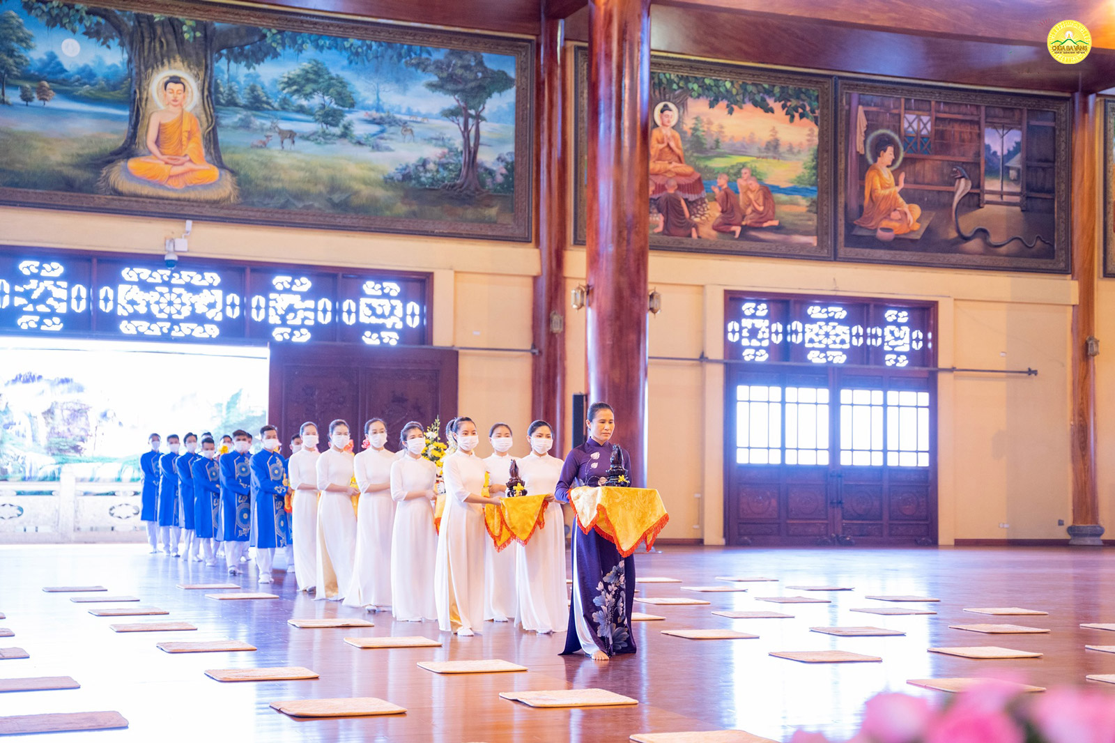 Phật tử Phạm Thị Yến - chủ nhiệm CLB Cúc Vàng Tập Tu Lục Hòa cùng các Phật tử thành kính dâng các phẩm vật cúng dường trong buổi lễ giỗ Tổ Sư Tuệ Bích Phổ giác lần thứ 264
