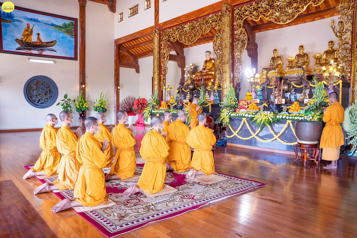 Sư Phụ Thích Trúc Thái Minh cùng chư Tôn đức Tăng tác lễ niêm hương tại nơi thờ tự các vị Tổ Sư
