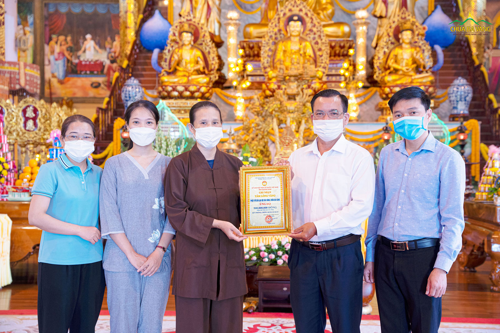 Đại diện Phật tử chùa Ba Vàng - bà Phạm Thị Yến đón nhận bằng ghi nhận 