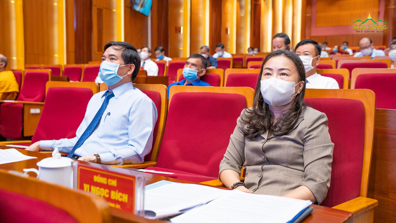 Ông Vũ Quyết Tiến - Ủy viên BTV, Trưởng Ban Tổ chức Tỉnh ủy; và bà Vi Ngọc Bích - Ủy viên BTV tỉnh Ủy Trưởng Ban Tuyên giáo tham dự Hội nghị