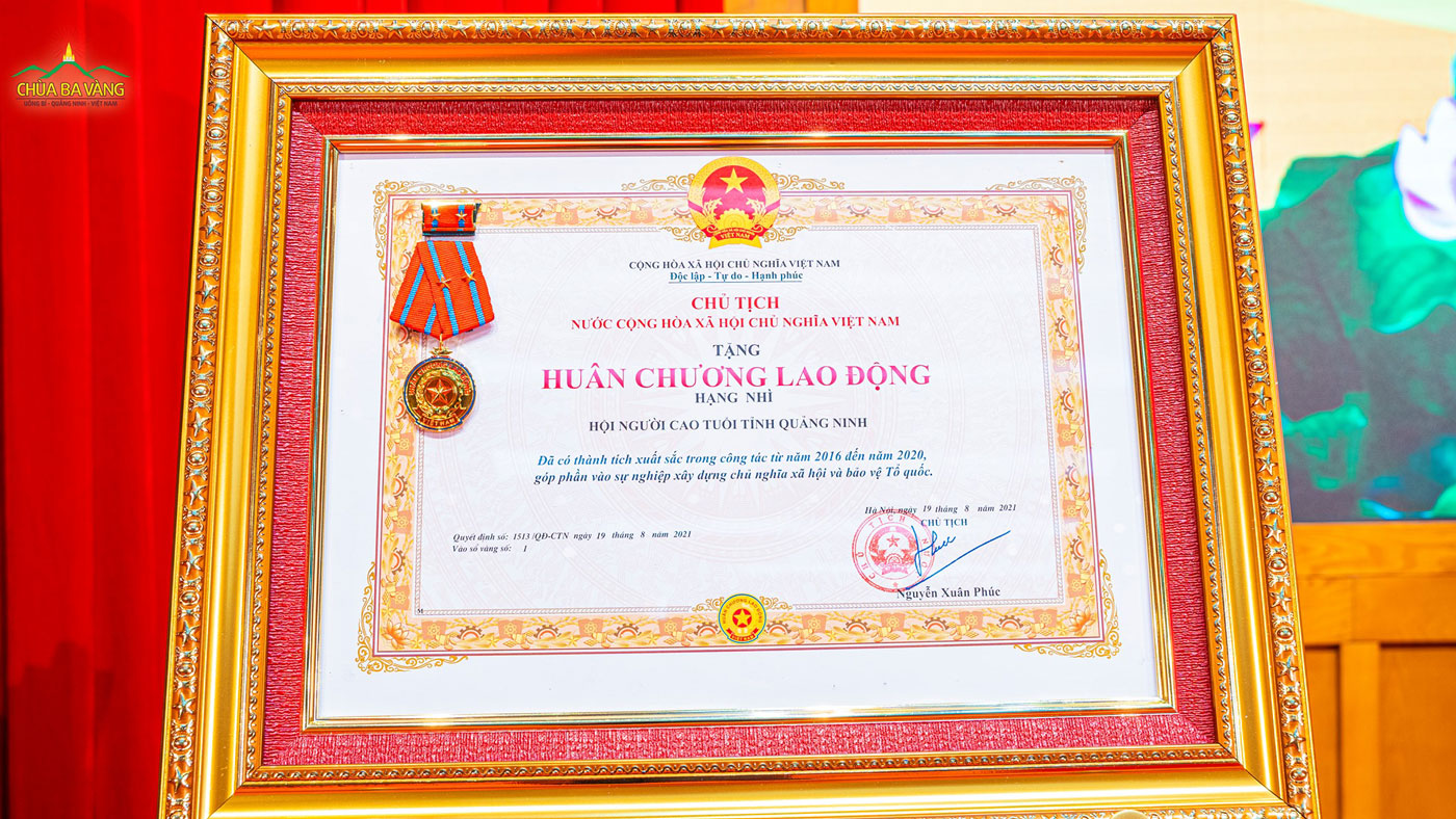 Huân chương lao động hạng nhì do Chủ tịch nước Nguyễn Xuân Phúc trao tặng Hội người cao tuổi tỉnh Quảng Ninh
