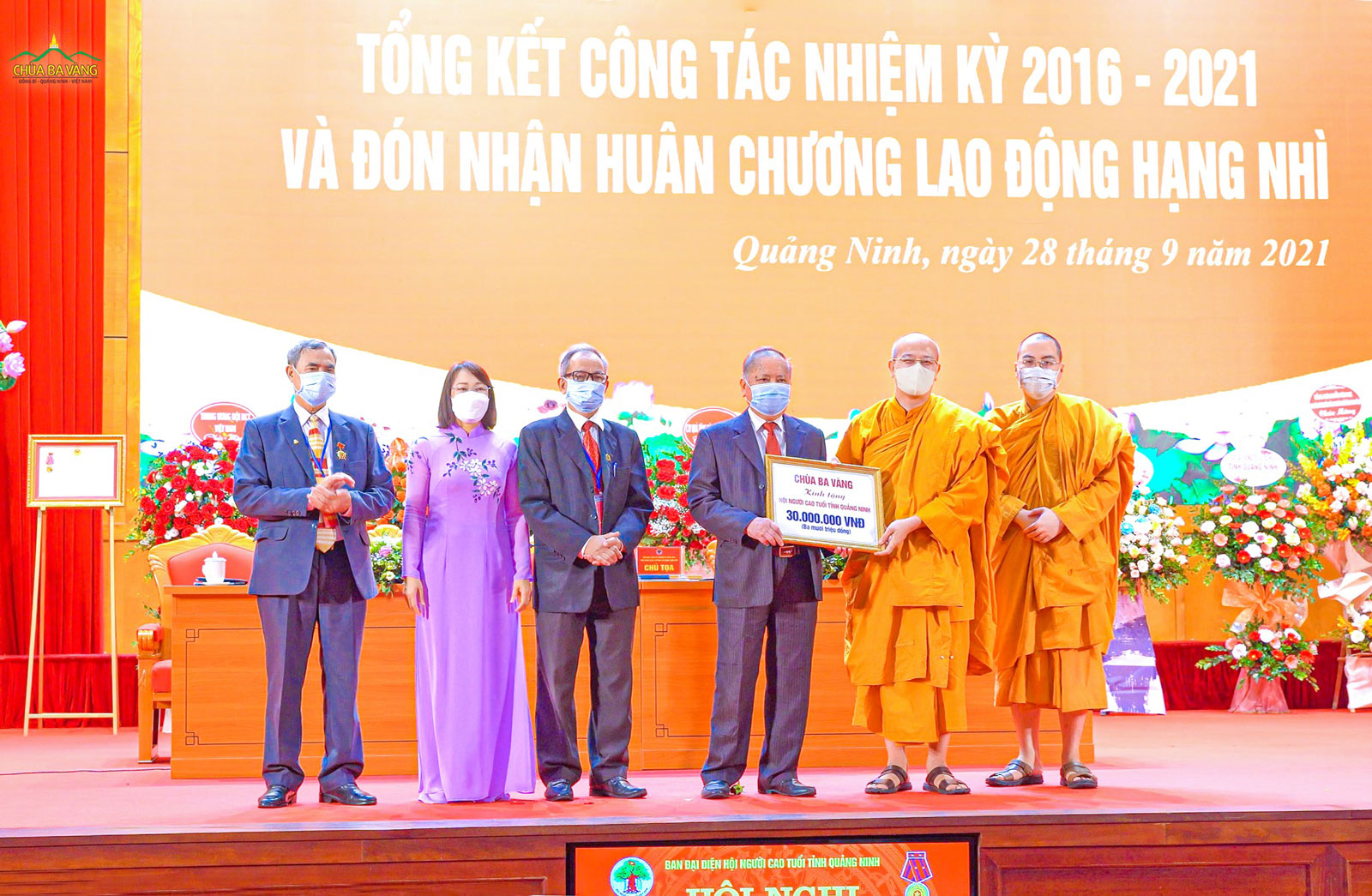 Sư Phụ Thích Trúc Thái Minh trao tặng 30 triệu đồng cho Hội người cao tuổi tỉnh Quảng Ninh