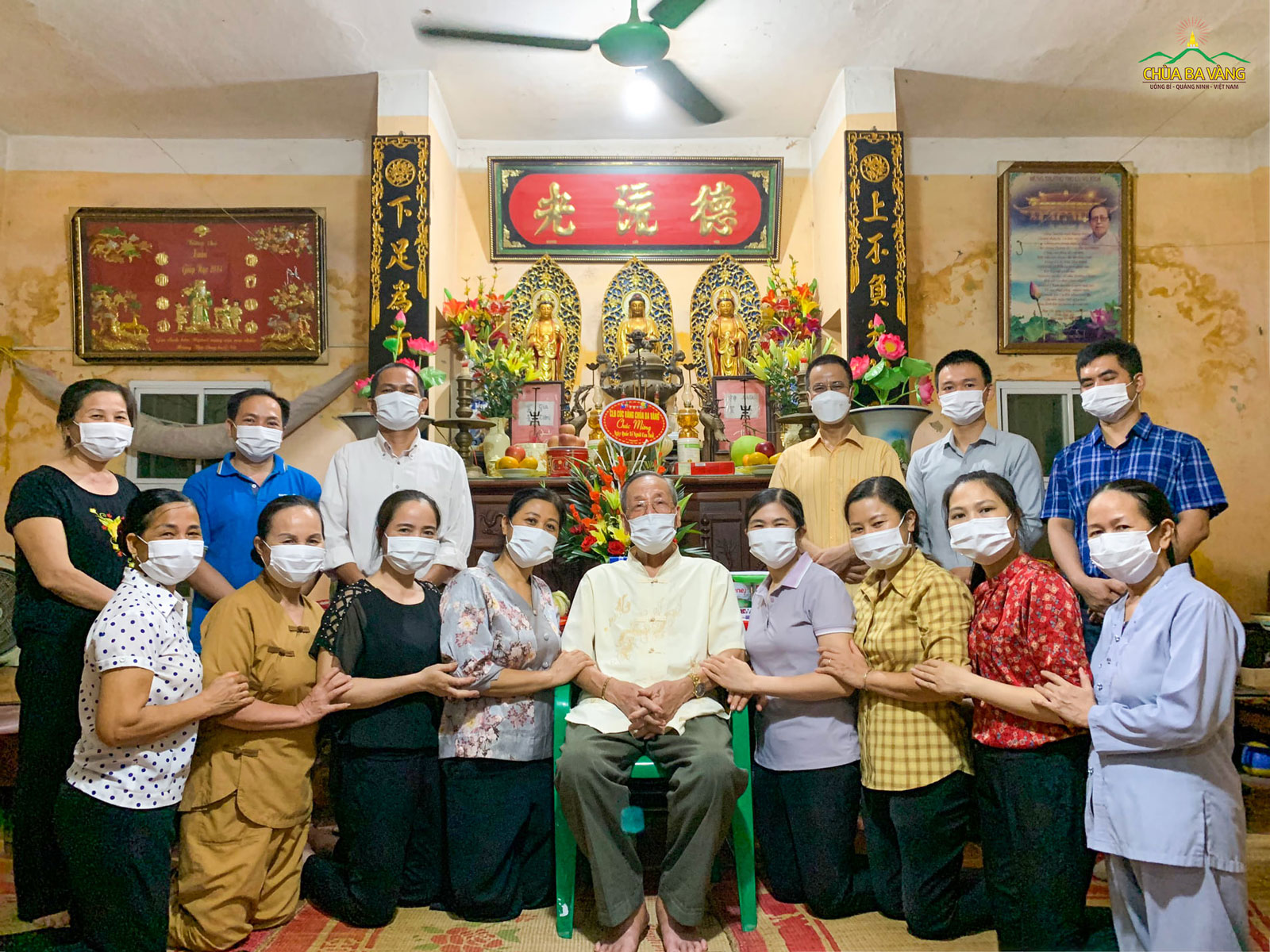 Nhân dịp Quốc tế người cao tuổi (01/10), các Phật tử trong CLB Cúc Vàng chùa Ba Vàng đã về thăm thân phụ của Sư Phụ  