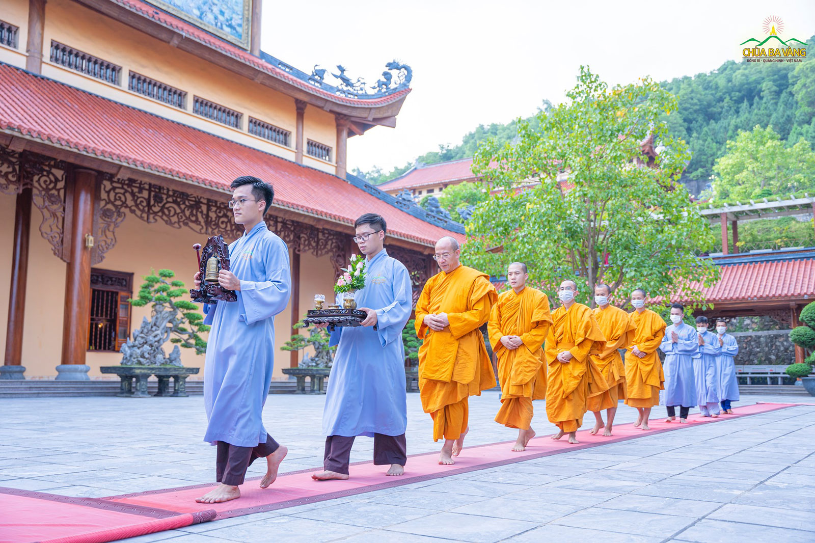 Phật tử chùa Ba Vàng cung đón Sư Phụ Thích Trúc Thái Minh cùng chư Tăng tiến về ngôi Chính Điện
