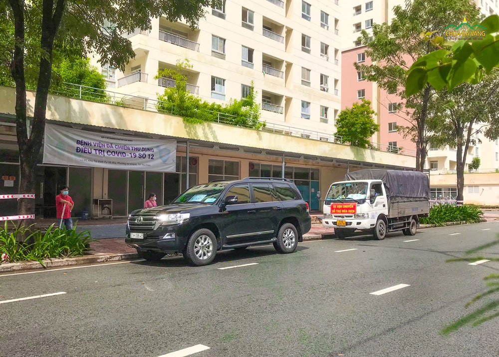 Những chiếc xe chở nhu yếu phẩm, thực phẩm cần thiết của các Phật tử chùa Ba Vàng tại bệnh viện dã chiến số 12 TP. Hồ Chí Minh  