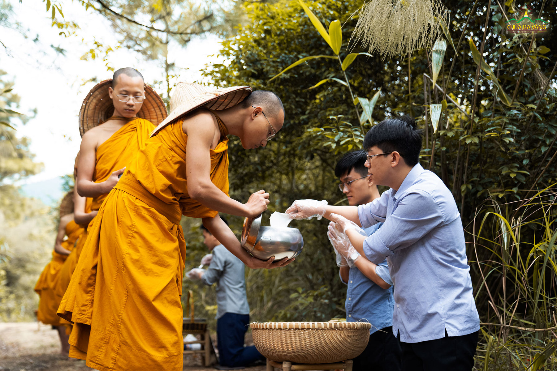 Phật tử chùa Ba Vàng thực hành hạnh bố thí, cúng dường tới những bậc tu hành phạm hạnh