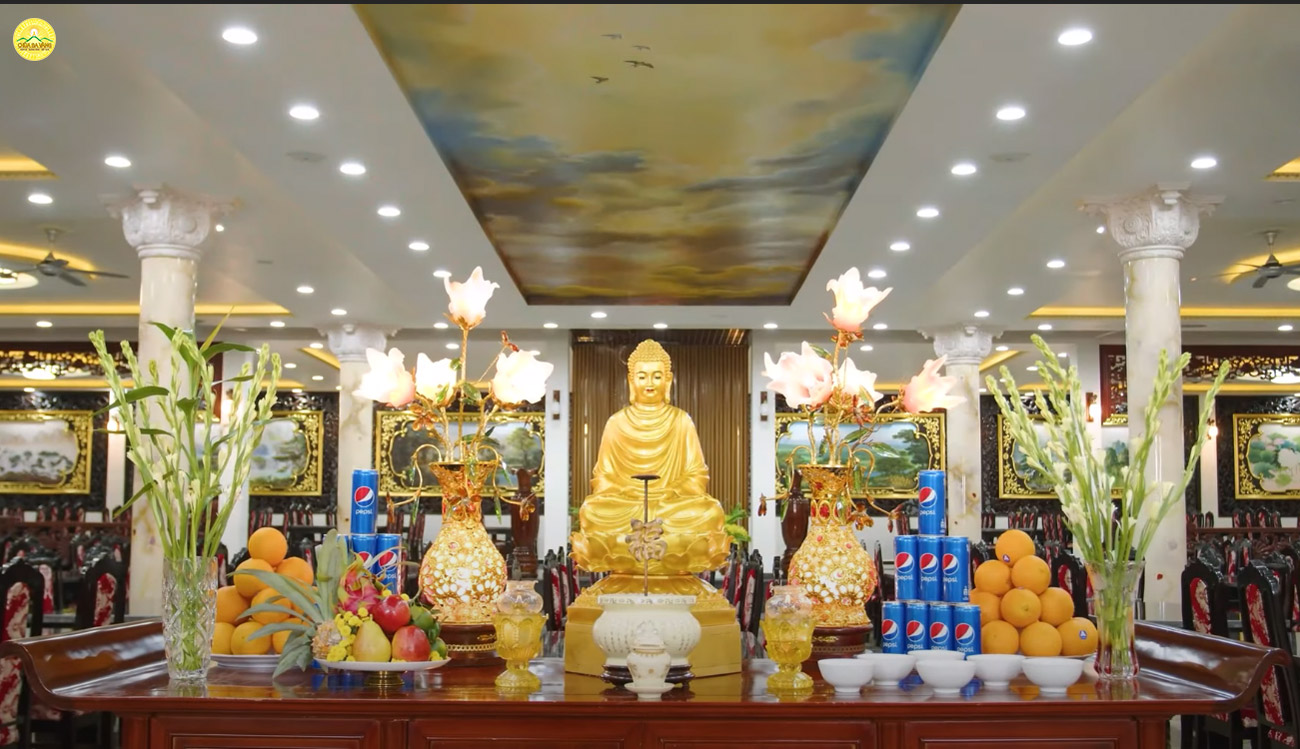 Lọ hoa cùng đĩa quả được các thành viên trong Ban Điều phối đặt trang nghiêm trên ban thờ Phật  