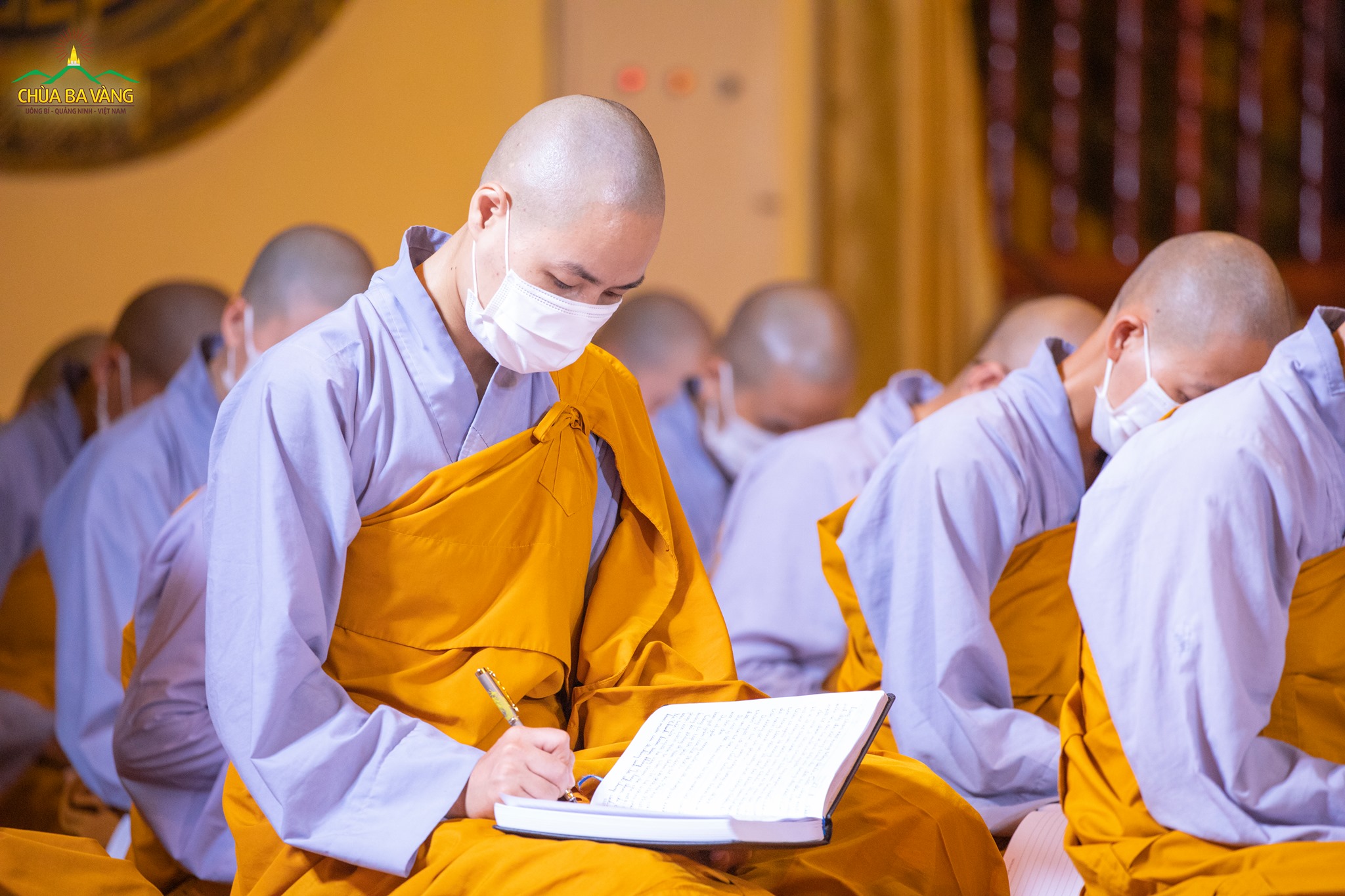 Chư Ni chùa Ba Vàng ghi chép từng lời Pháp nhũ quý báu mà Sư Phụ truyền trao
