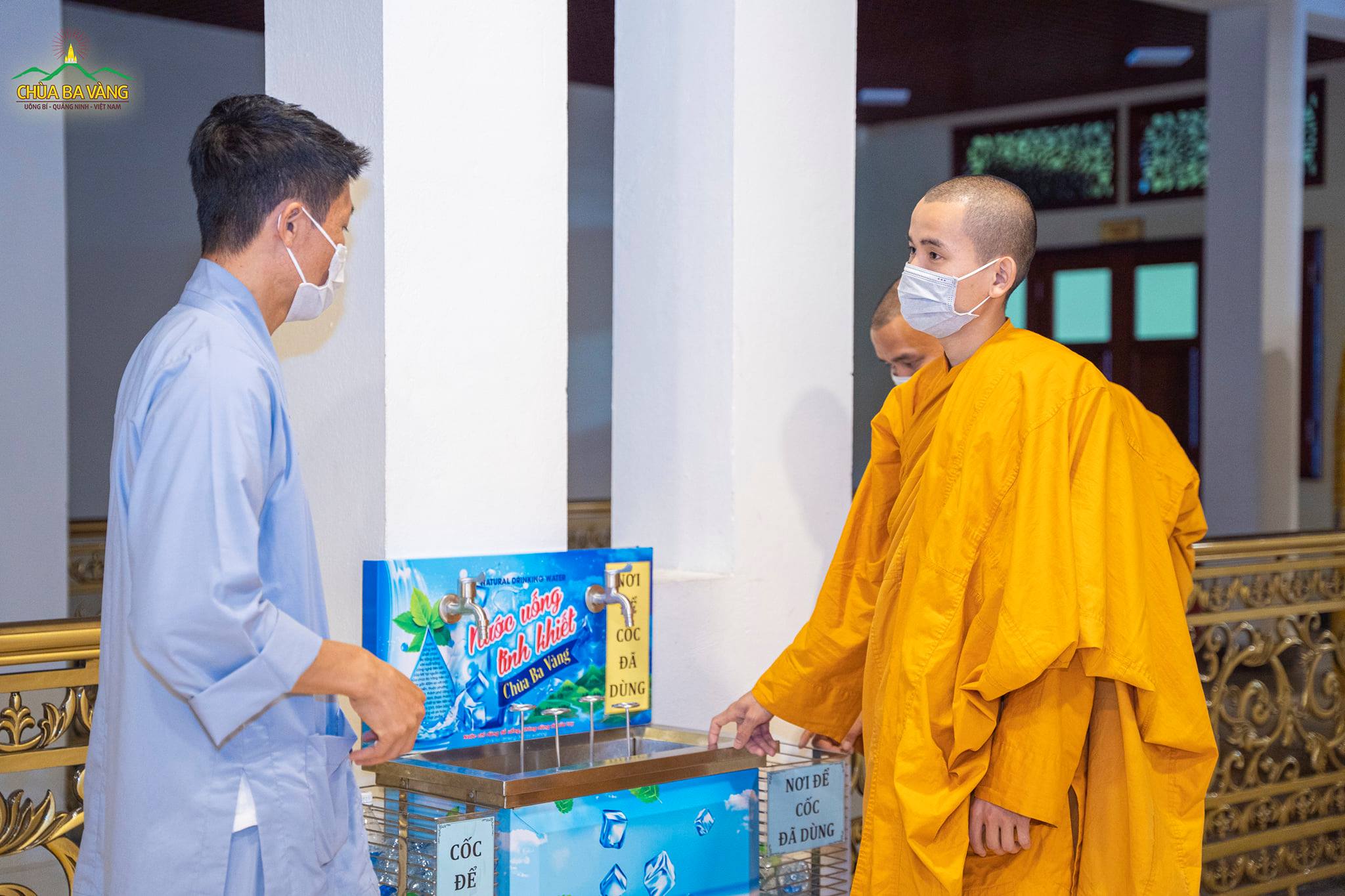 Chư Tăng chùa Ba Vàng đi kiểm tra hệ thống nước uống cho khu vực сáсн lу độc lập
