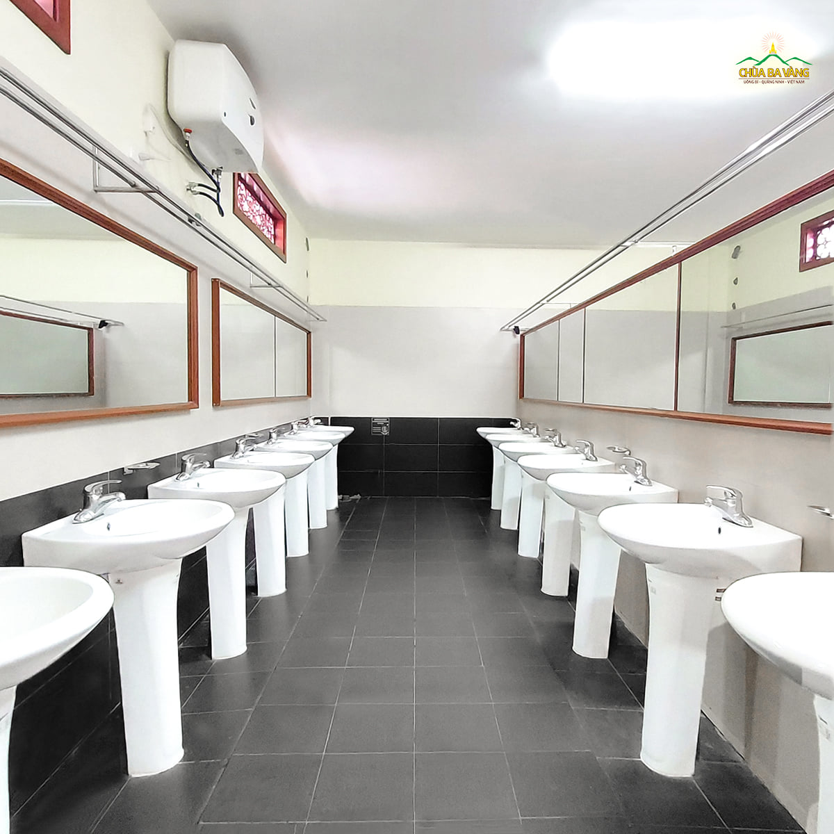 Nhà vệ sinh được các Phật tử dọn dẹp sạch sẽ đảm bảo cho khu cách ly