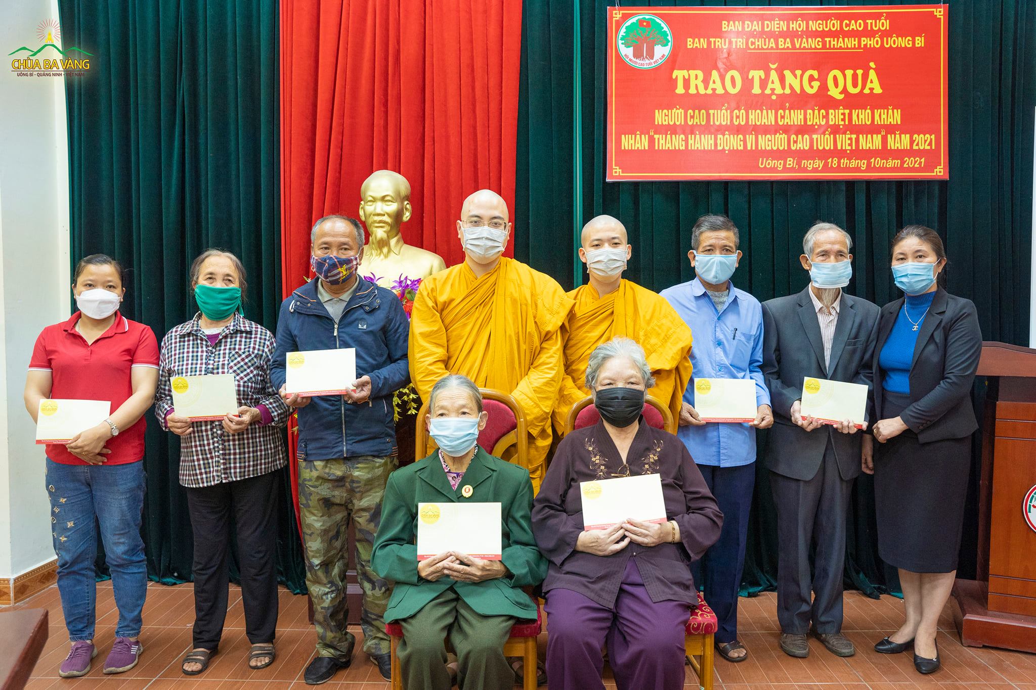 Người cao tuổi có hoàn cảnh khó khăn trên địa bàn thành phố Uông Bí đón nhận món quà của chùa Ba Vàng