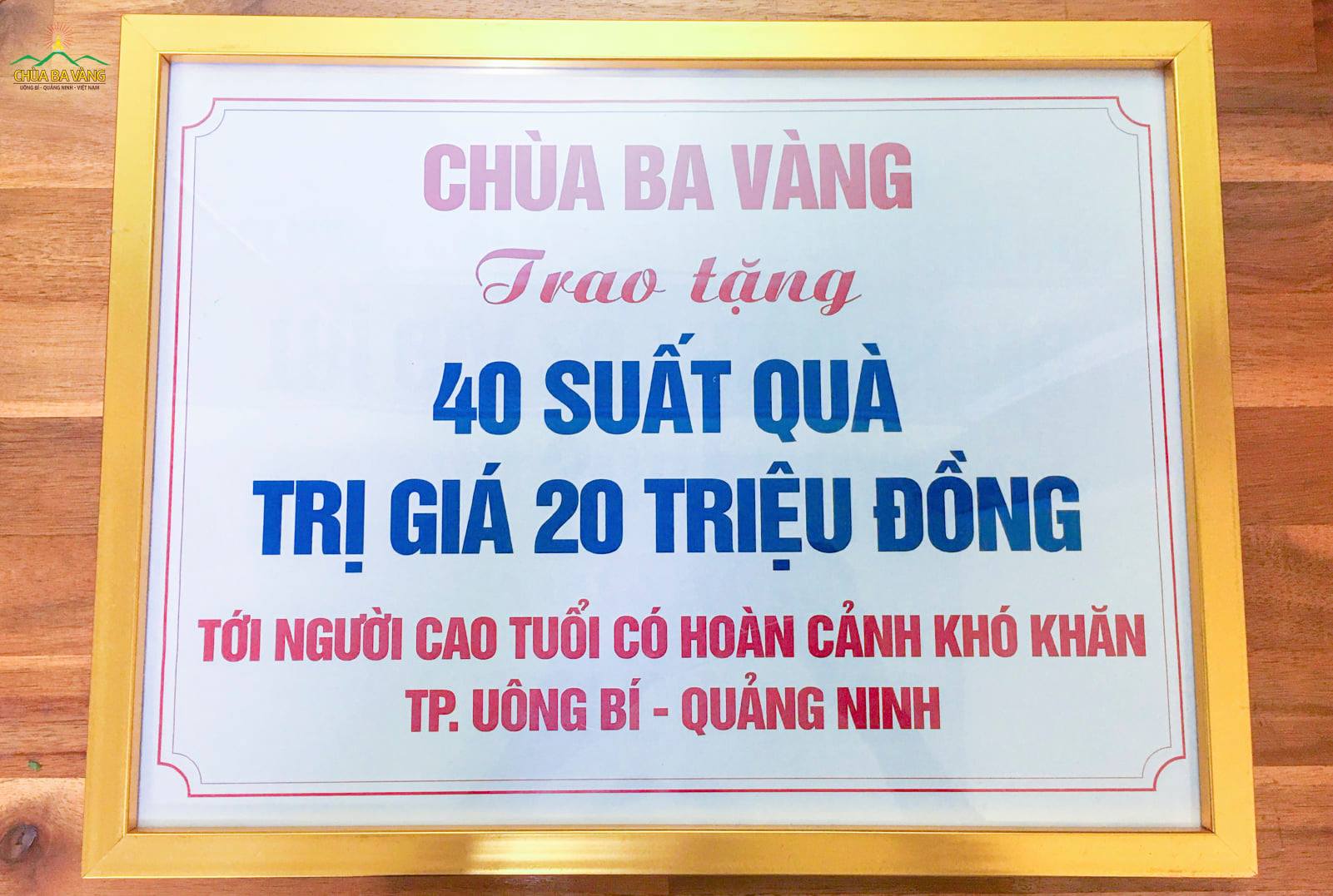 Biển trao tặng phần quà của chùa Ba Vàng đến những người cao tuổi có hoàn cảnh khó khăn trên địa bàn thành phố Uông Bí