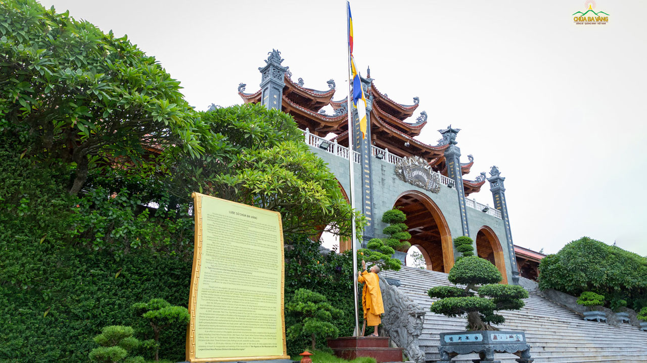 Chư Tăng chùa Ba Vàng tiến hành treo cờ Phật rủ thể hiện tấm lòng thành kính tri ân tới Đức Pháp Chủ Thích Phổ Tuệ
