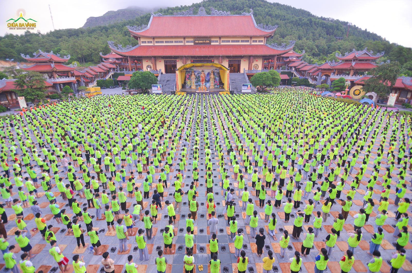 Các bạn trẻ tham gia hoạt động tập thể dục buổi sáng rèn luyện sức khỏe tại khóa tu mùa hè chùa Ba Vàng năm 2020  
