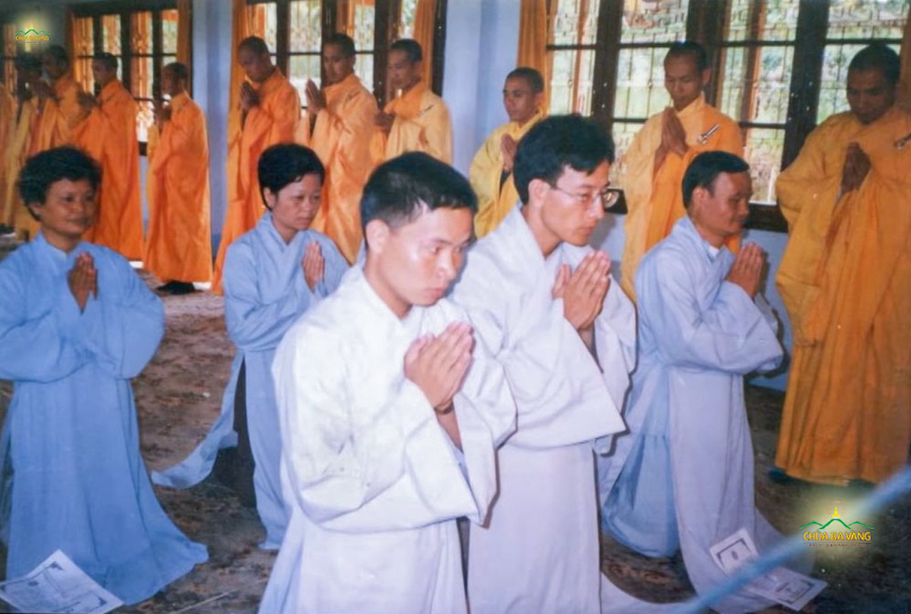 Lễ phát tâm Bồ Đề của Thầy Thích Trúc Thái Minh (ở giữa hàng đầu)