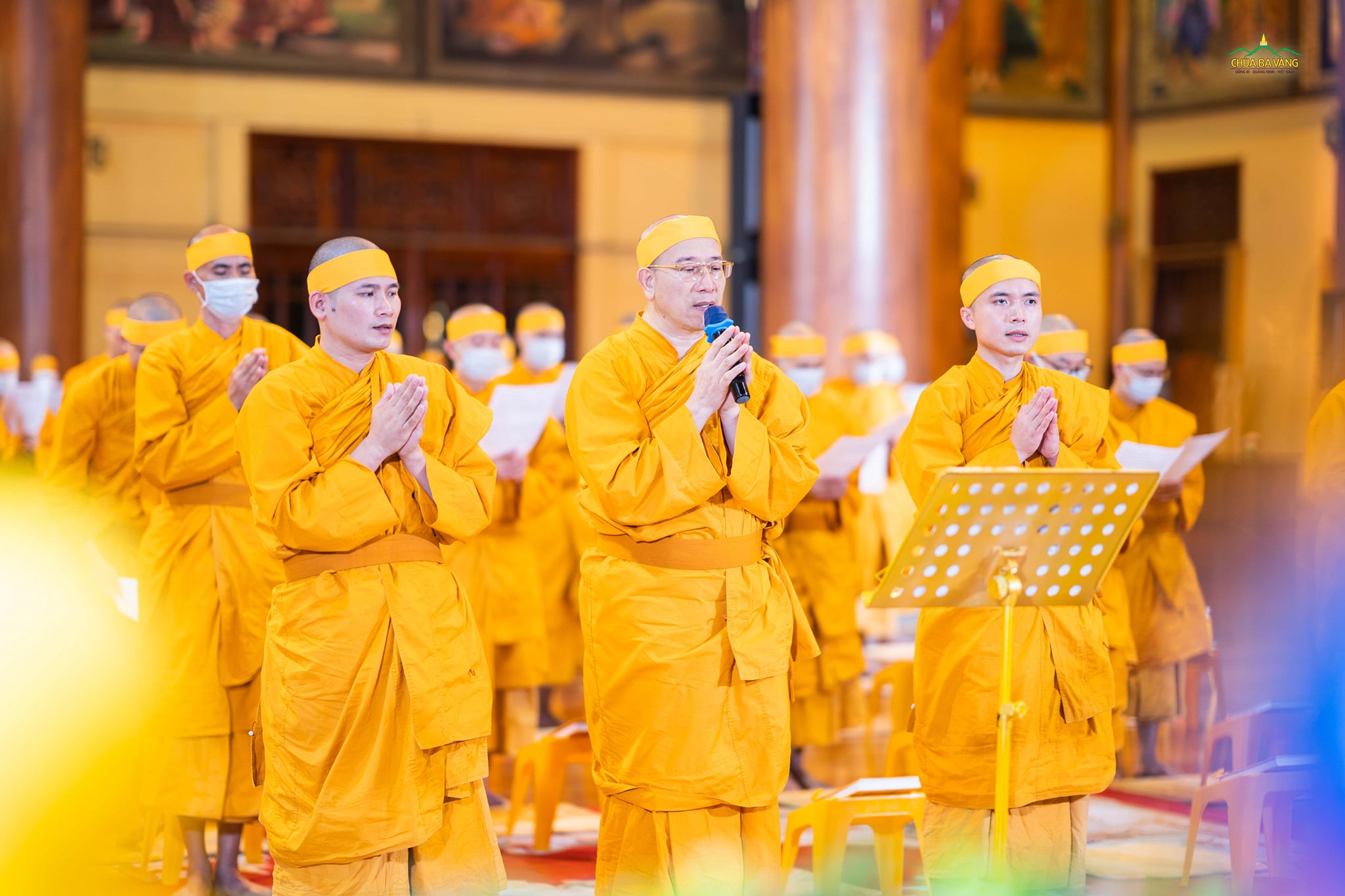 Bằng tất cả lòng thành kính, Sư Phụ Thích Thái Minh cùng chư Tăng Ni, Phật tử đã đồng tụng Kinh Vô thường, lễ Phật và sám hối sáu căn.