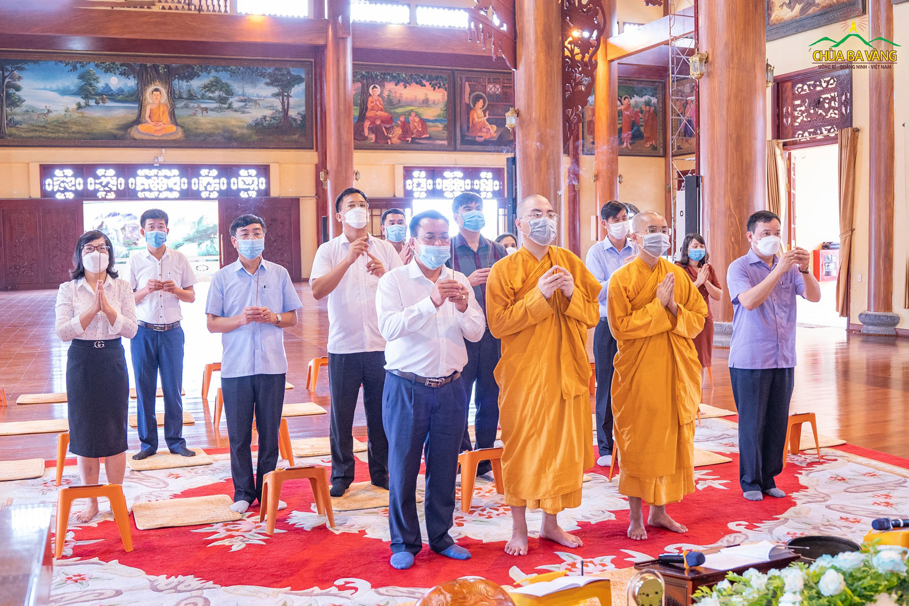 Cũng trong chuyến thăm, đoàn lãnh đạo đã dâng hương, bạch Phật cầu gia hộ tại ngôi Đại Hùng Bảo Điện