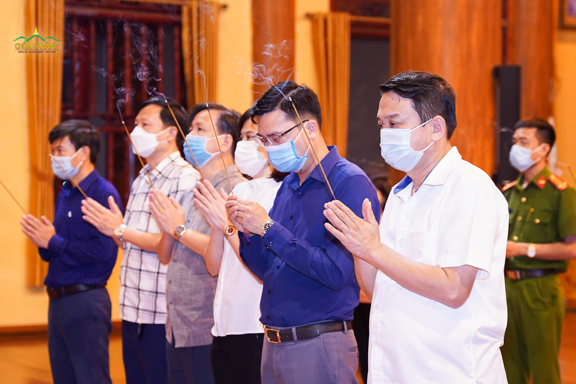 Tại buổi thăm, đoàn lãnh đạo đã dâng hương, lễ Рhật tại ngôi Đại Hùng Bảo Điện chùa Ba Vàng nguyện cầu quốc thái dân an.