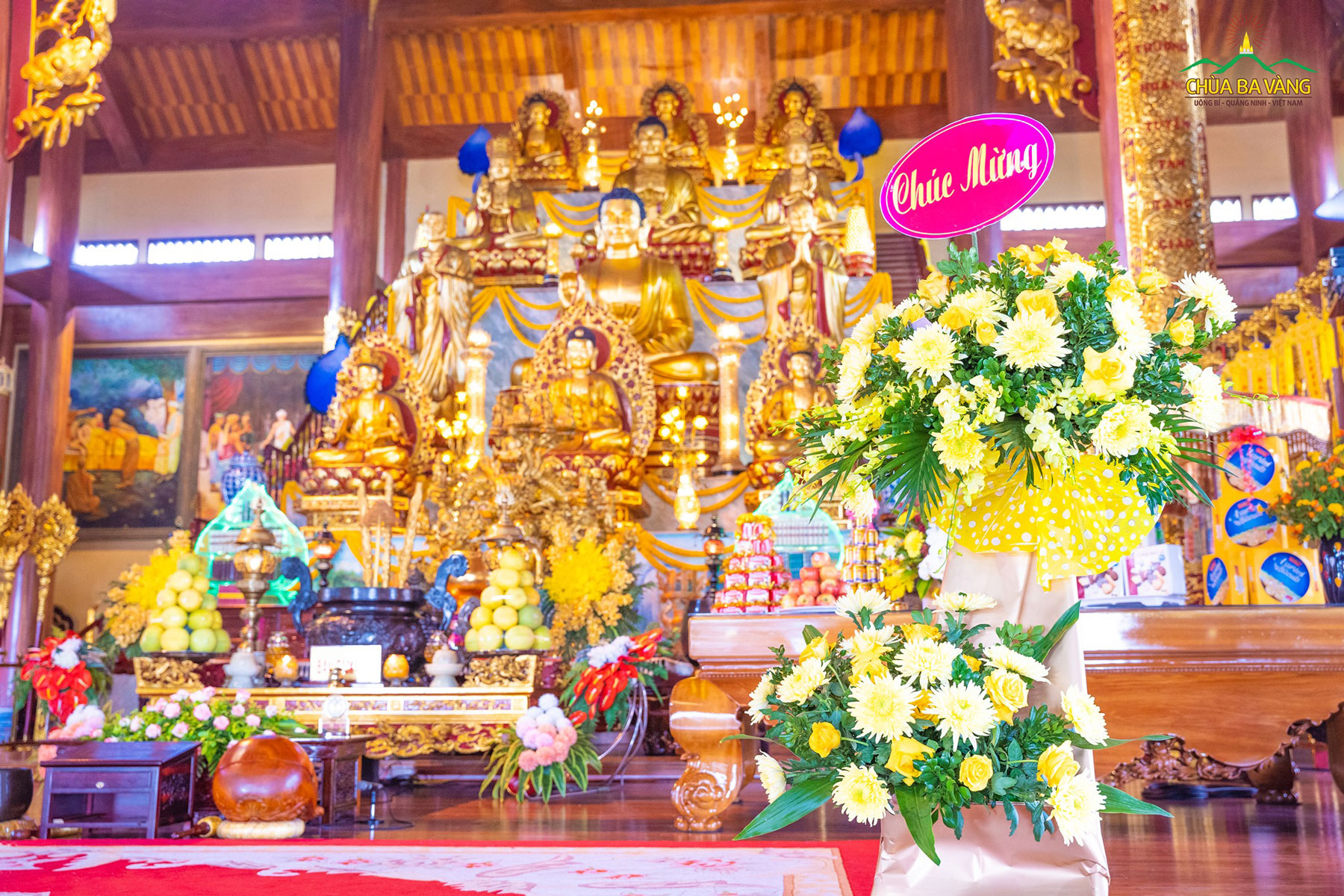 Lẵng hoa chúc mừng của Phó chánh Văn phòng UBND tỉnh Quảng Ninh được đặt tại Chính Điện chùa Ba Vàng