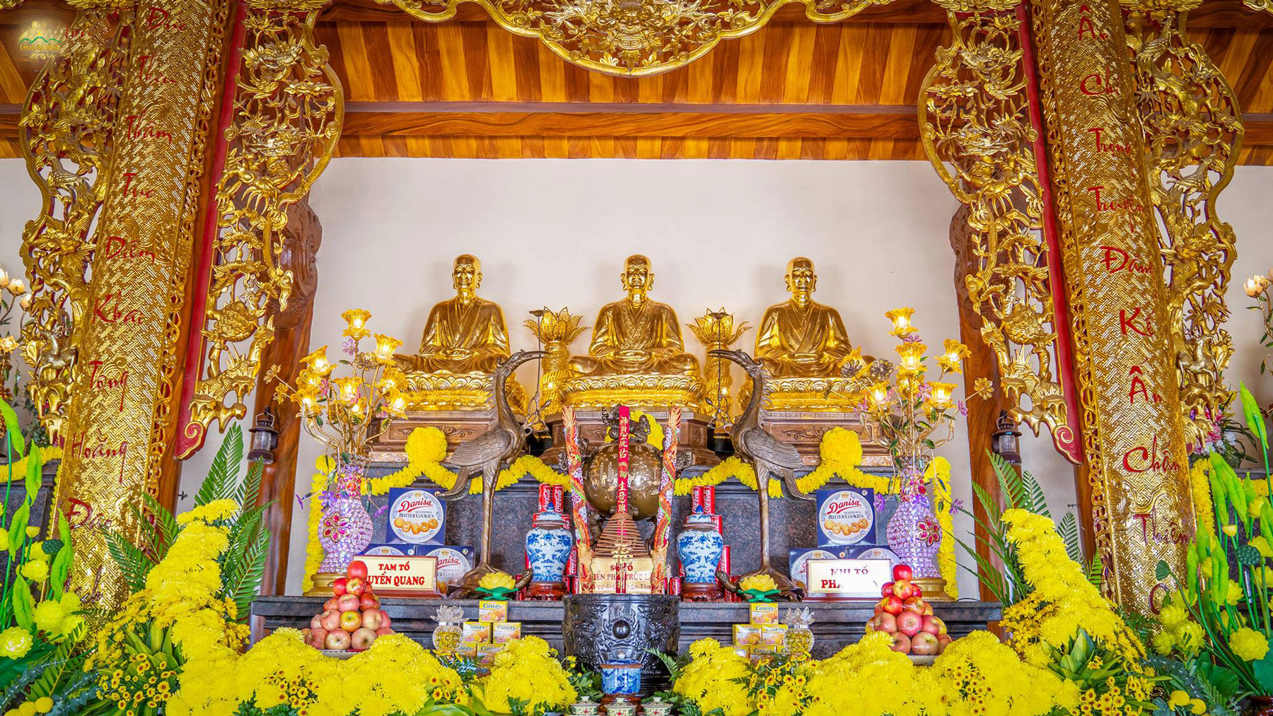 Tôn tượng Đệ tam Tổ Trúc Lâm: Sơ Tổ Phật hoàng Trần Nhân Tông (ở giữa), Nhị Tổ Pháp Loa (bên phải), Tam Tổ Huyền Quang (bên trái)  
