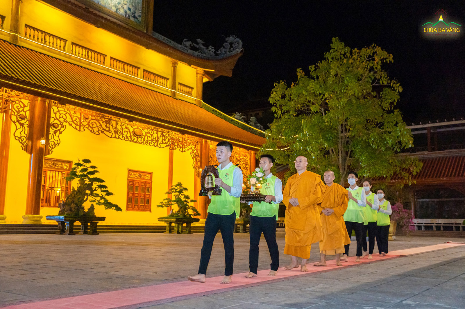 Các Phật tử thuộc CLB Tuổi Trẻ Ba Vàng cung rước Sư Phụ tiến về ngôi Đại Hùng Bảo Điện