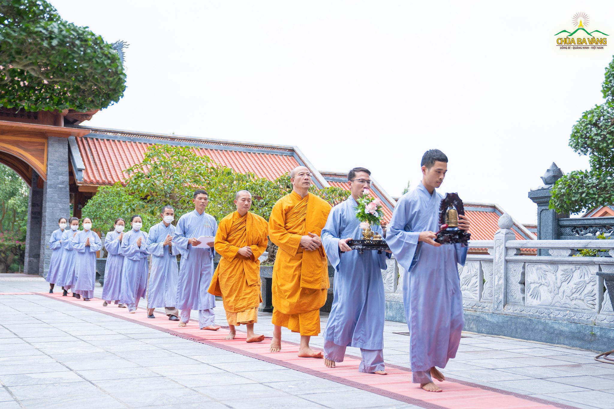 Các Phật tử cung nghinh Sư Phụ tiến về ngôi Đại Hùng Bảo Điện