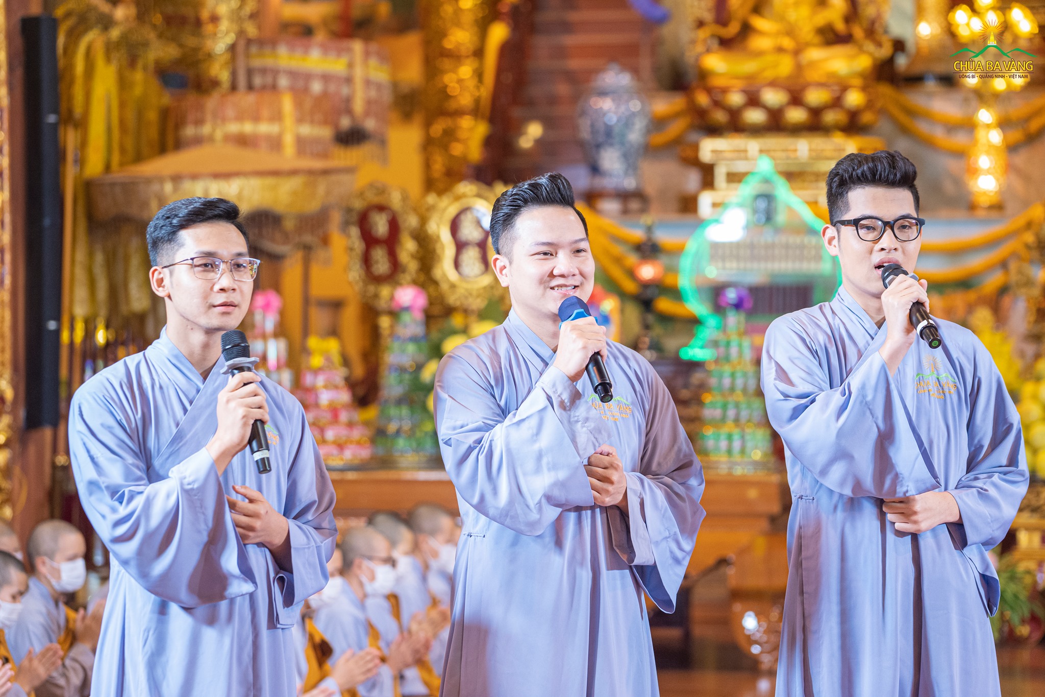 Các Phật tử đang tu học cấm túc tại chùa cúng dường Sư Phụ bài hát 