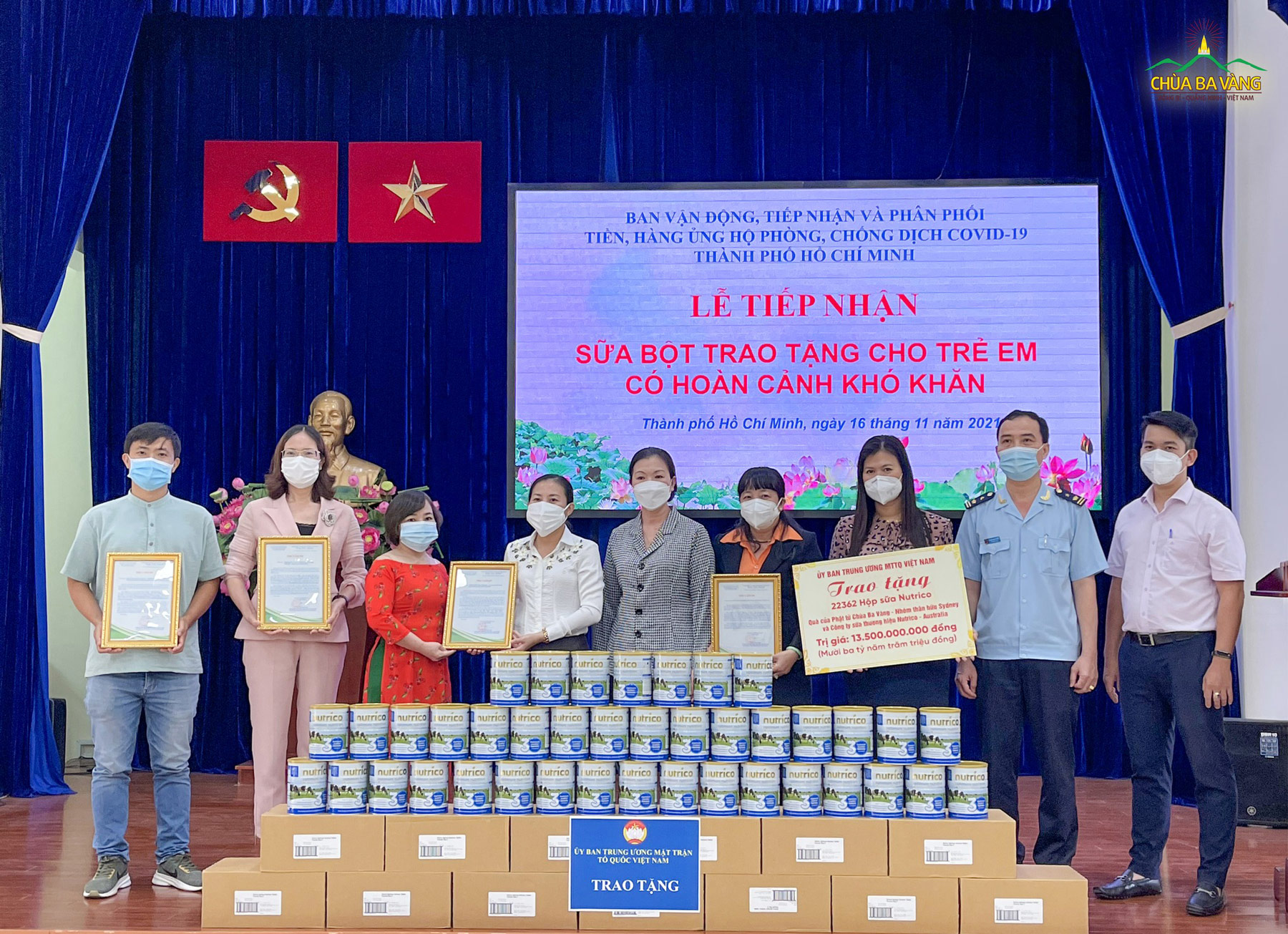 Đại diện các Phật tử chùa Ba Vàng đón nhận thư cảm ơn của Ủy ban MTTQVN TP. Hồ Chí Minh trao tặng chùa Ba Vàng trong việc ủng hộ 22.362 hộp sữa bột (trị giá 13 tỷ 500 triệu đồng) cho trẻ em có hoàn cảnh khó khăn bị ảnh hưởng bởi dịch CV19