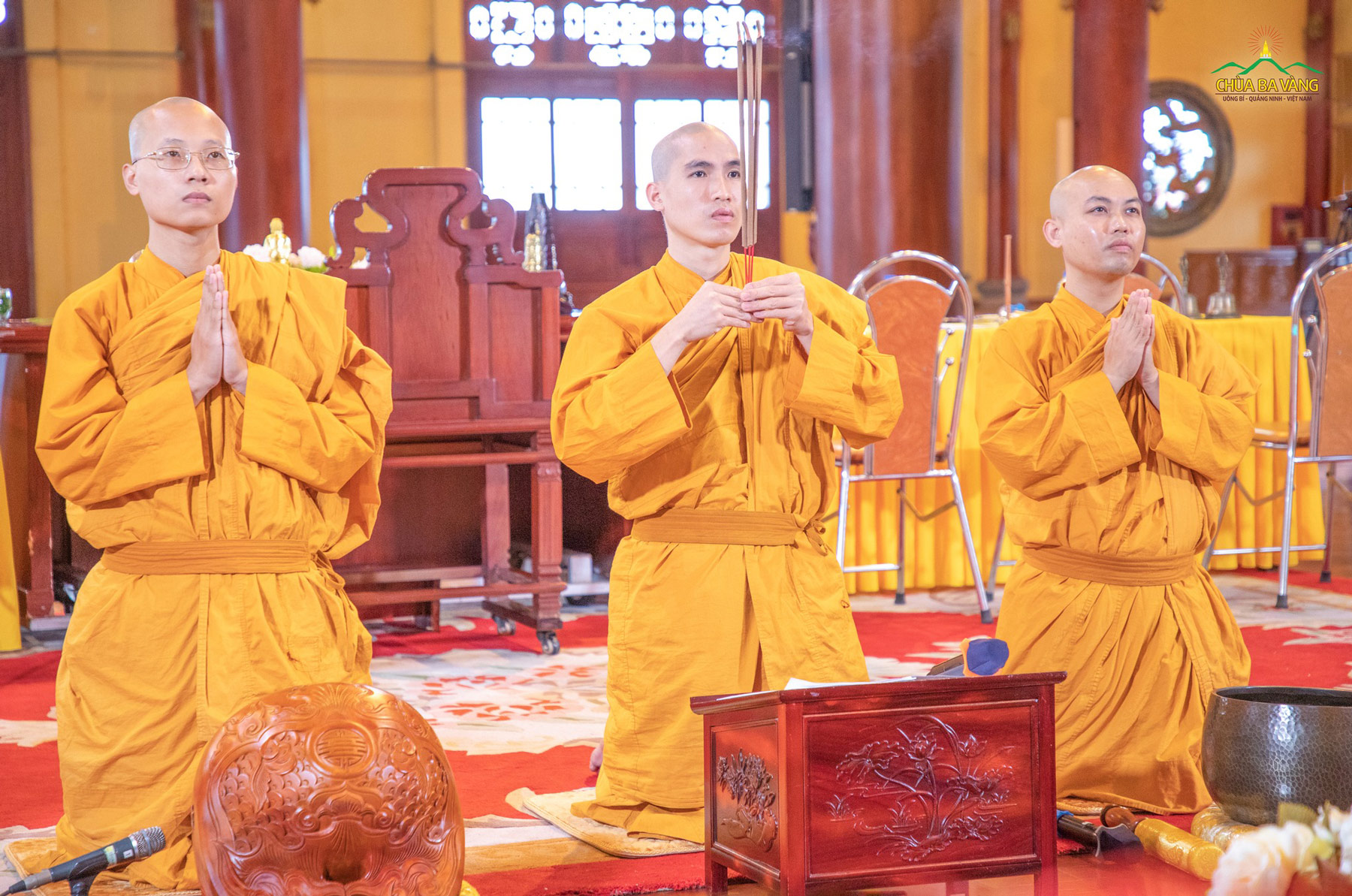 Chư Tăng niêm hương bạch Phật bước vào khóa lễ
