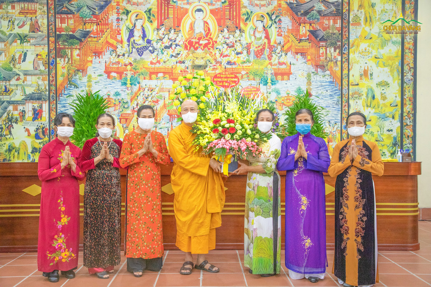 Những đóa hoa tượng trưng cho tấm lòng tri ân thành kính của các Phật tử dâng lên Sư Phụ