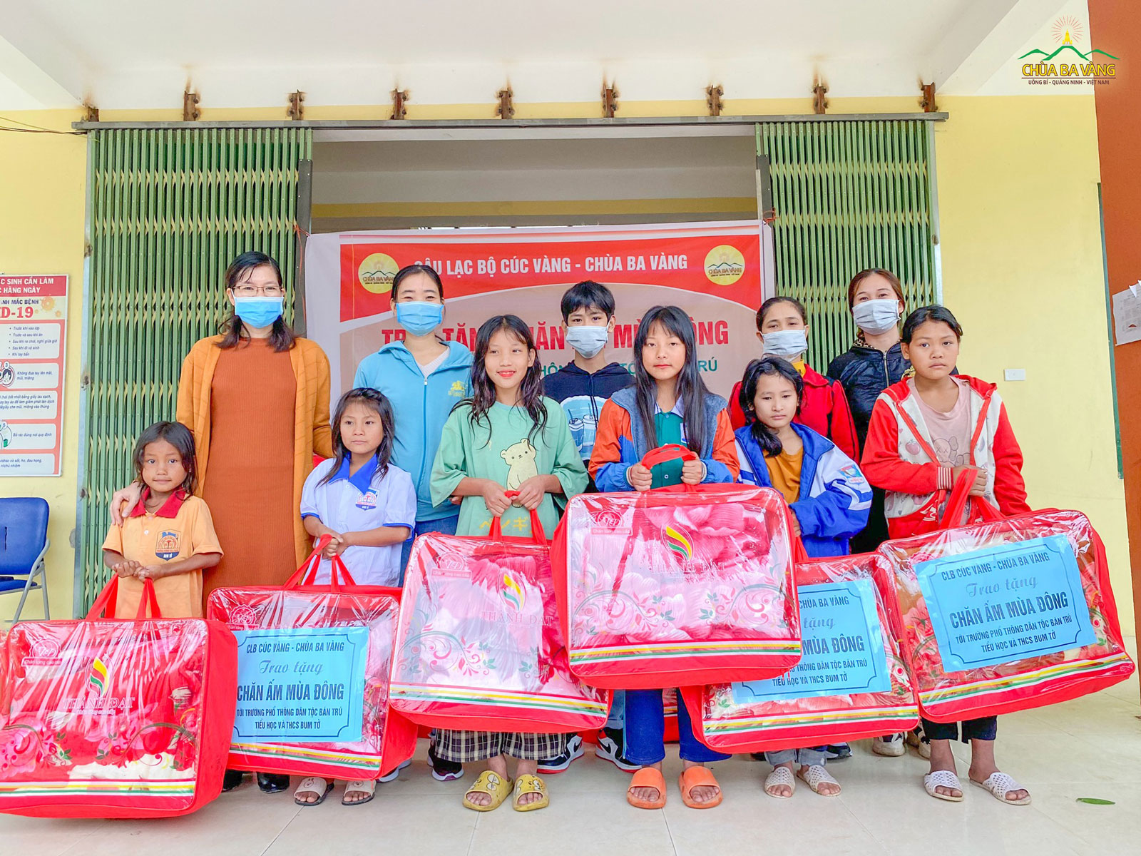Các bạn học sinh Trường Phổ thông dân tộс bán trú tiểu học và THCS Bum Tờ, huyện Mường Tè, tỉnh Lai Châu đón nhận phần quà của các Phật tử chùa Ba Vàng