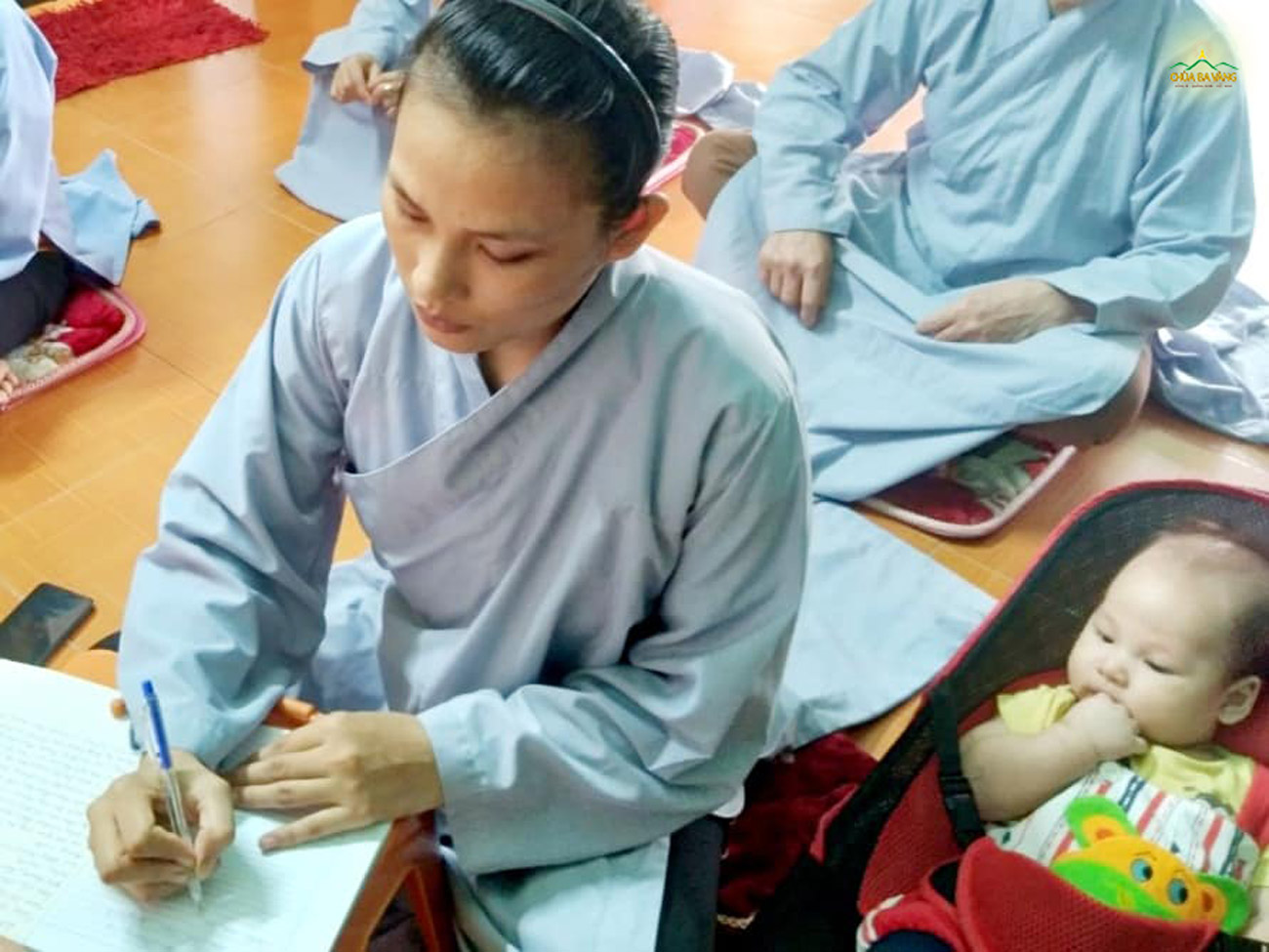 Chị Phạm Thị Lan tích cực tu tập, nghe học Phật Pháp với mong muốn chuyển hóa nghiệp bệnh tim bẩm sinh của con trai