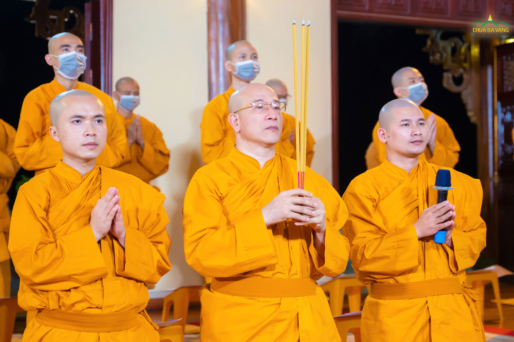 Sư Phụ Thích Trúc Thái Minh dâng hương tưởng niệm 713 năm ngày Phật hoàng Trần Nhân Tông nhập Niết Bàn