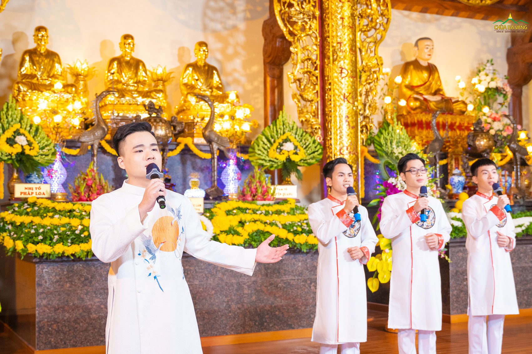 Ca sĩ Hoàng Tú và các Phật tử chùa Ba Vàng thể hiện ca khúc 