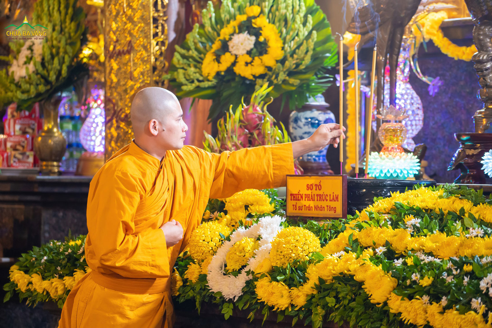 Chư Tăng dâng hương lên ban thờ Sơ Tổ Thiền phái Trúc Lâm - Phật hoàng Trần Nhân Tông  
