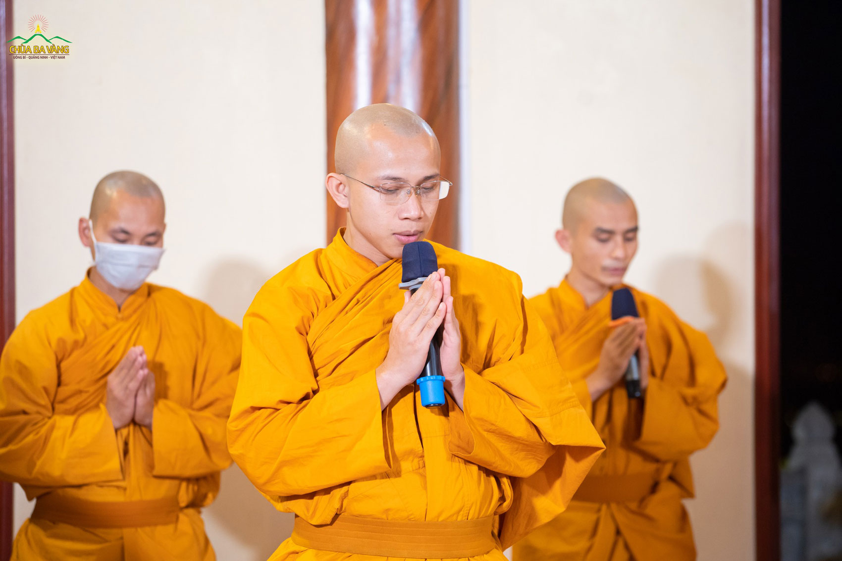 Chư Tăng chùa Ba Vàng trang nghiêm hướng về ban thờ Sơ Tổ Thiền phái Trúc Lâm - Phật hoàng Trần Nhân Tông