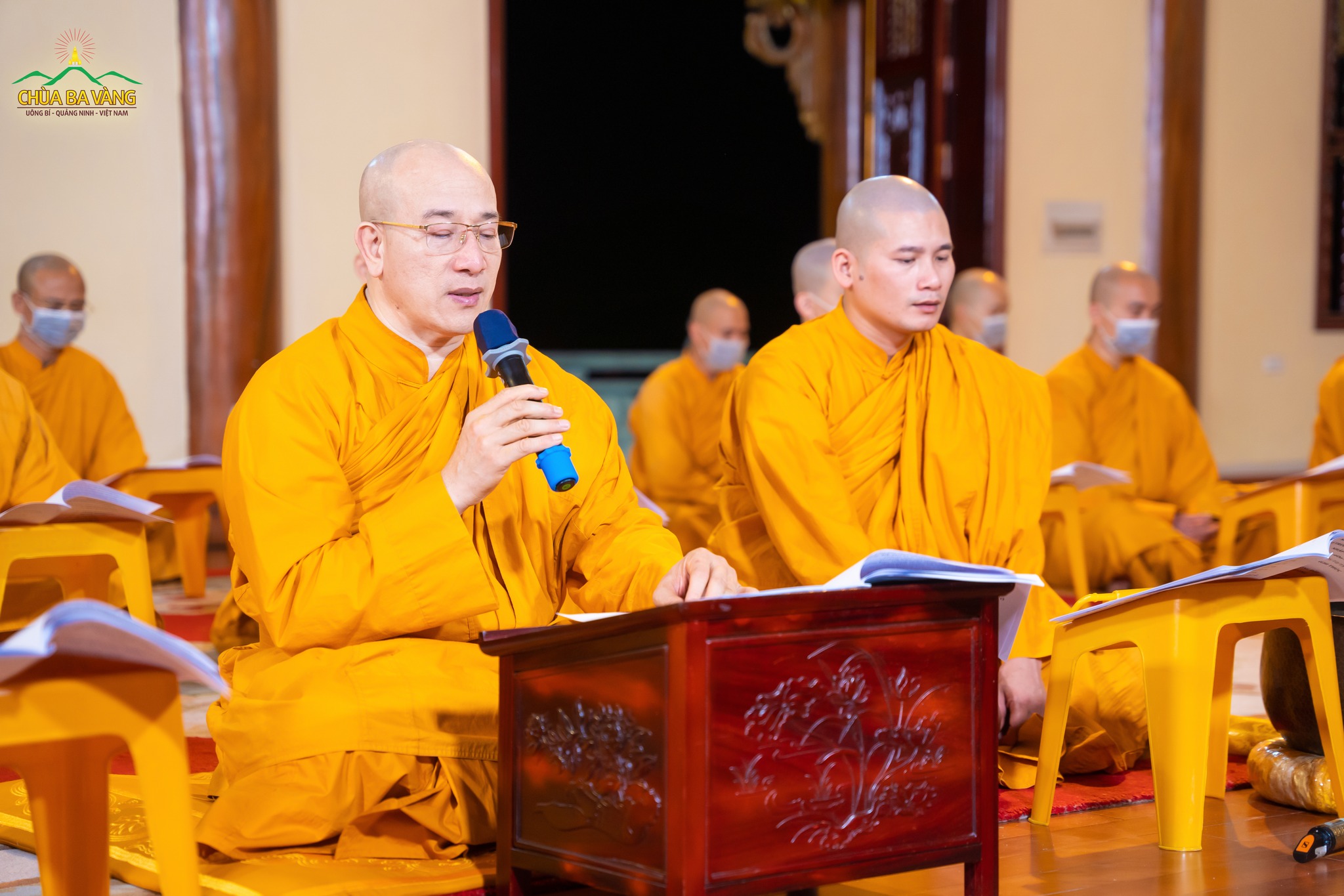 Sư Phụ Thích Trúc Thái Minh cùng chư Tăng chùa Ba Vàng tụng kinh tưởng niệm Phật hoàng Trần Nhân Tông