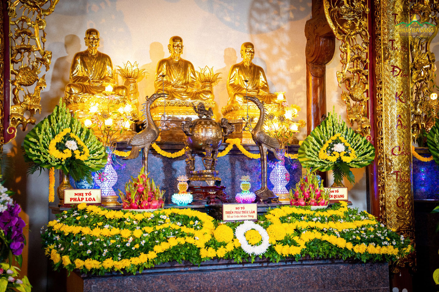 Tôn tượng Phật hoàng Trần Nhân Tông và các vị Tổ Sư được đặt tại nhà thờ Tổ chùa Ba Vàng