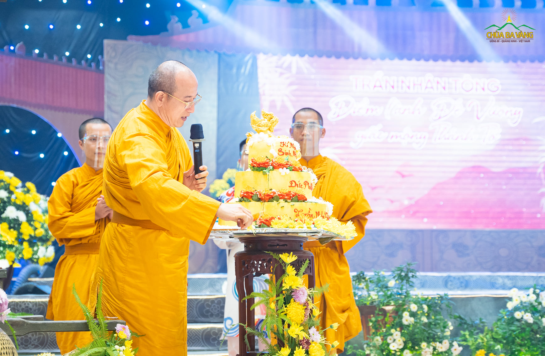 Sư Phụ Thích Trúc Thái Minh cắt bánh kính mừng ngày sinh của Đức vua - Phật hoàng Trần Nhân Tông